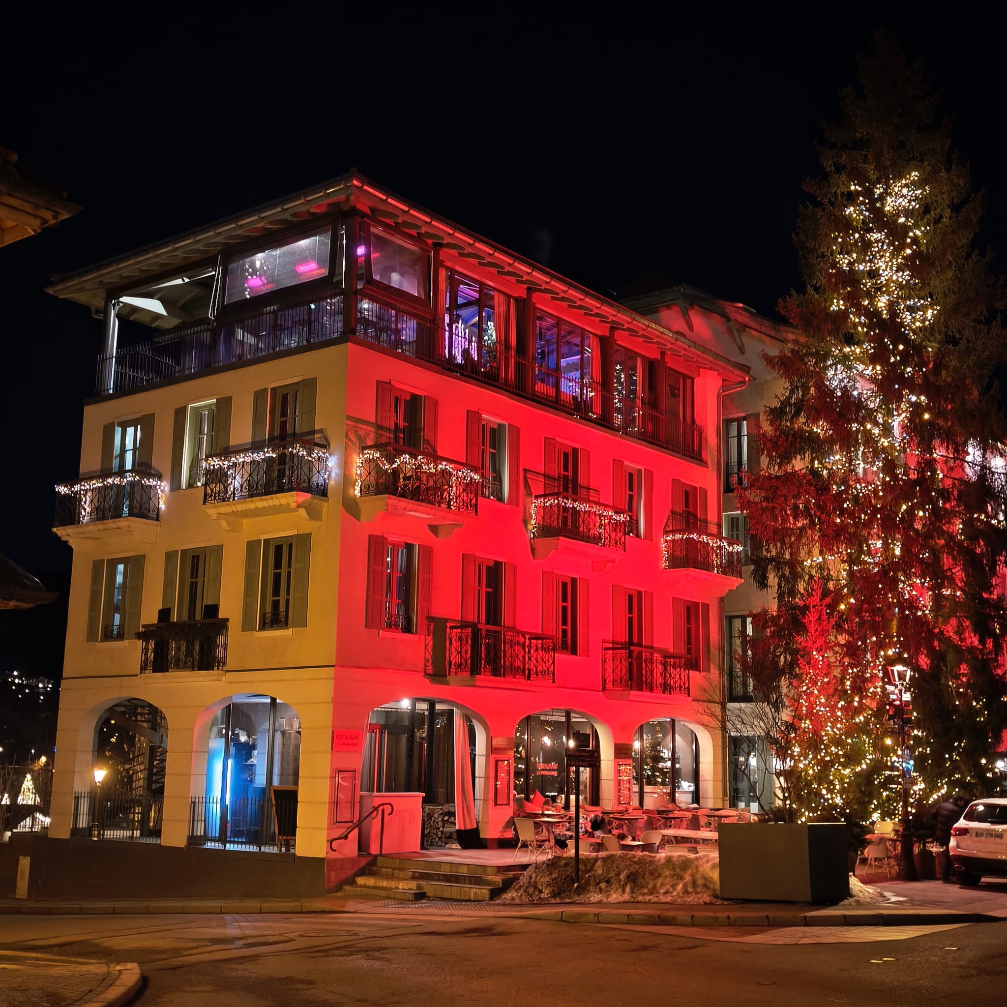 Le centre du village de Megève en soirée — ambiance gastronomique